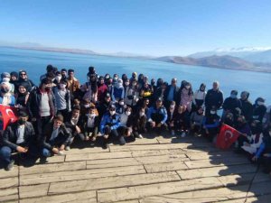Vanlı öğrenciler Akdamar Adası’nı gezdi