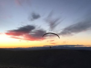 Bayburt semalarında uçan yamaç paraşütçüleri drone ile görüntülendi