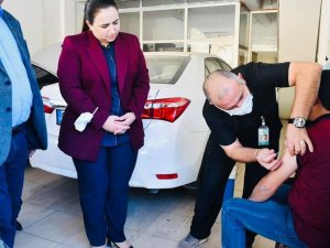 Kaymakam Nazlı Demir sağlık ekipleriyle sanayi esnafını aşına ikna etti