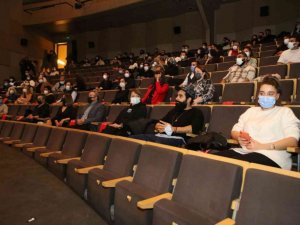 Nilüfer Kent Tiyatrosu Kuş Öpücüğü ile sahnede