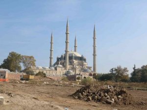 Selimiye Camisi meydan düzenleme çalışmalarında Roma dönemine ait aile mezarlığı bulundu