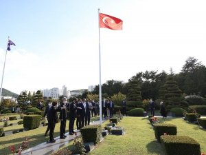 Bakan Çavuşoğlu’ndan Kore şehitlerinin yattığı BM Anıt Mezarlığı’na ziyaret