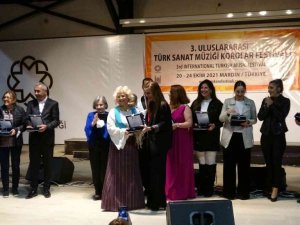 Mardin’de Sanat Müziği Korolar Festivali’nde Nilüfer Kadın Korosu sahne aldı