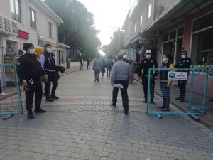 Manyas’ta pazara girişte maske ve Hes kontrolü