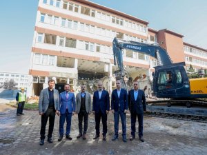 İnegöl Hükümet Konağı’nın yıkımı yapıldı