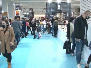 16’ncı Ankara Kitap Fuarı’nda, kitapseverler pandemiye rağmen uzun kuyruklar oluşturdu