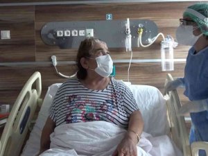 Korona virüs sebebi ile ölümden dönen kadından çağrı: “Herkes aşı olsun, benim gibi eziyet çekip pişman olmasınlar”