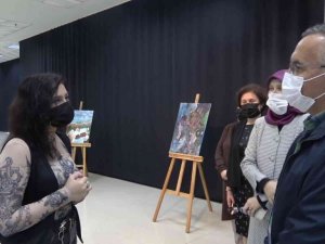 Pandemi sürecinde yaptığı tabloları sergiledi