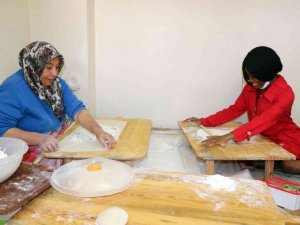 Uluslararası öğrenciler, yufka açıp gözleme pişirdi