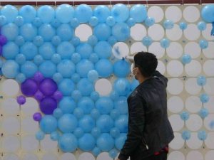 Balonlarla oluşturulan Covid-19 virüs figürünü enjekte ile patlattılar