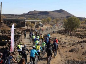 Vali Karaloğlu öncü oldu, Lav Yolu’nda doğaseverleri buluşturdu