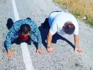 Ünlü sanatçı kaybettiği iddia yüzünden yol kenarında şınav çekti