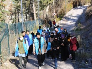 TDV Gençlik Kolları iklim değişikliğine dikkat çekmek için doğa yürüyüşü yaptı