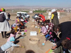 Minikleri heyecanlandıran arkeolojik kazı çalışması
