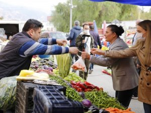 Başkan Çerçioğlu pazarda vatandaşlarla buluştu