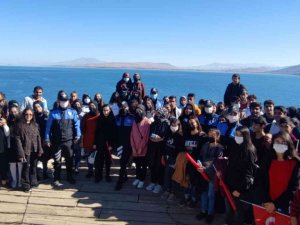Erciş ve Tuşba’daki öğrenciler Akdamar Adası’nı gezdi
