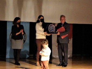 Nakil olup sahneye çocuklarıyla çıkıp emeği geçenlere teşekkür ettiler