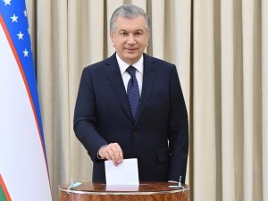 Özbekistan’da Mirziyoyev yeniden cumhurbaşkanı seçildi