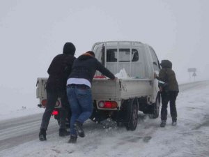 Sahara Geçidi’nde kar ve tipi