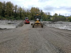 Türkeli’de sel sularıyla yıkılan geçici köprü onarılarak ulaşıma açıldı