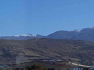Bitlis’in yüksek kesimlerine mevsimin ilk karı yağdı