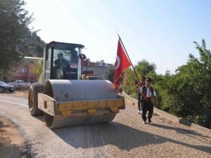 Başkan, okuduğu köyün yolunu asfaltladı