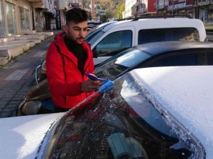 Yozgat’ta soğuk hava araç camlarını dondurdu