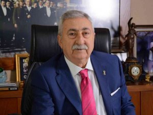 TESK’ten vatandaşa bayrak hediyesi