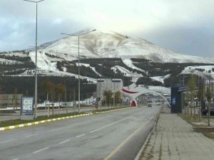 Palandöken beyaz gelinliğini giydi