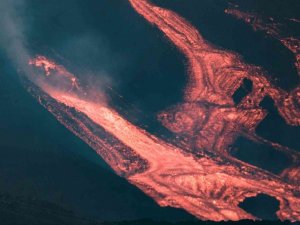 Kanarya Adaları Volkanoloji Enstitüsü: “La Palma’daki yanardağ, patlamasından bu yana en aktif durumda”