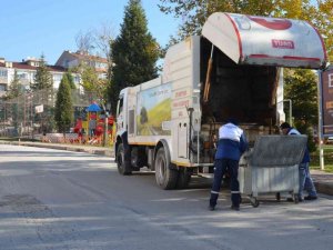 Çöp konteynırları yıkanarak temizleniyor