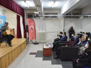 Halk müziği sanatçısı Erzincanlı, öğrencilerle bir araya geldi