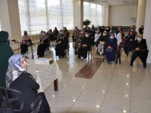 Pursaklar’da Emine Şenlikoğlu konferansına yoğun ilgi