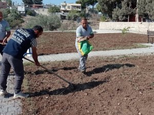 Akdeniz’de park ve yeşil alanlarda kesintisiz bakım