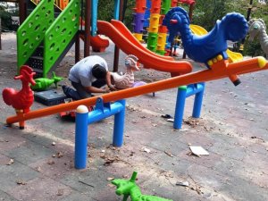 Safranbolu’da hasar gören çocuk parkları tamir ediliyor
