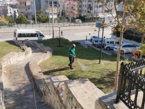 Kuşadası parklarında sonbahar temizliği