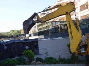 Didim’de “İkiz kulelerin” izinsiz yapılarında yıkıma başlandı