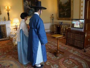 Kraliçe II. Elizabeth’in hastaneden çıktıktan sonraki ilk görüşmeleri