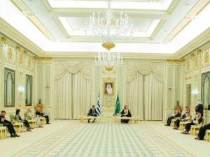 Suudi Arabistan Veliaht Prensi Selman, Yunanistan Başbakanı Miçotakis ile bir araya geldi