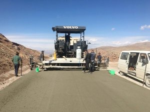 Van Büyükşehir Belediyesi Muradiye’de beton yol yapıyor