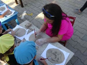 Minikler yanan ormanlara dikkat çekmek için seramik çalışması yaptı