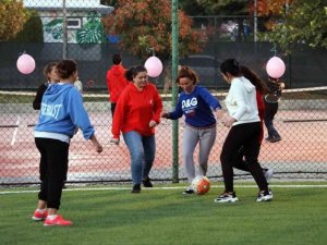 Kadınlar meme kanserine dikkat çekmek için futbol oynadı