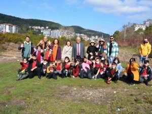 Minikler kazı yapıp buldukları eserleri müzeye teslim etti