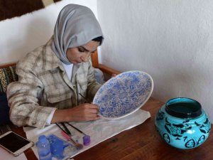 Ahlat çini ve seramikleri bayanların eliyle yeniden hayat buluyor