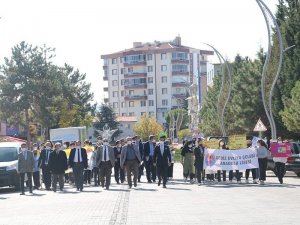 Gediz’de öğrenciler tasarruf için yürüdü