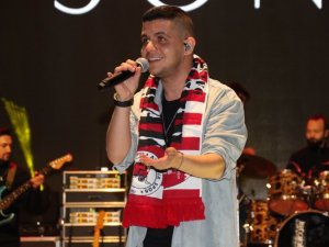 Ünlü şarkıcı Bilal Sonses’e sahnede doğum günü sürprizi