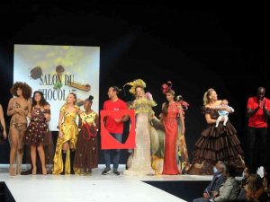 Paris’te mankenler çikolatadan elbiselerle podyuma çıktı