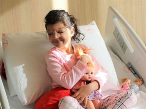 Gözlerinin arasındaki mesafe normalden daha fazla olan minik Ayşenur sağlığına kavuştu