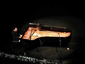 Mezitli Belediyesi Kültür Merkezi Fazıl Say’ın konseriyle açıldı