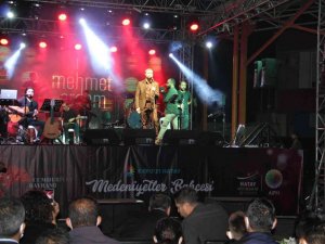 Sanatçı Mehmet Erdem, Dörtyol’da “Cumhuriyet” konserinde sahne aldı